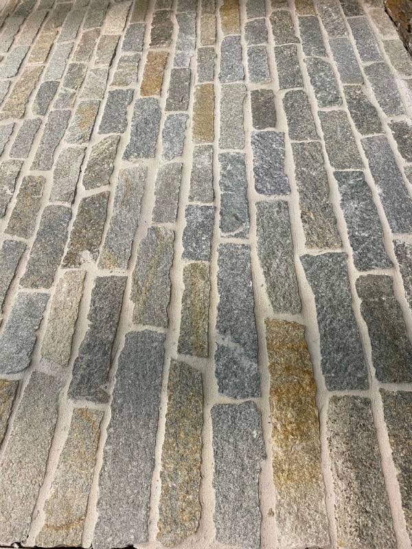 Filetti paving with narrow stone pieces